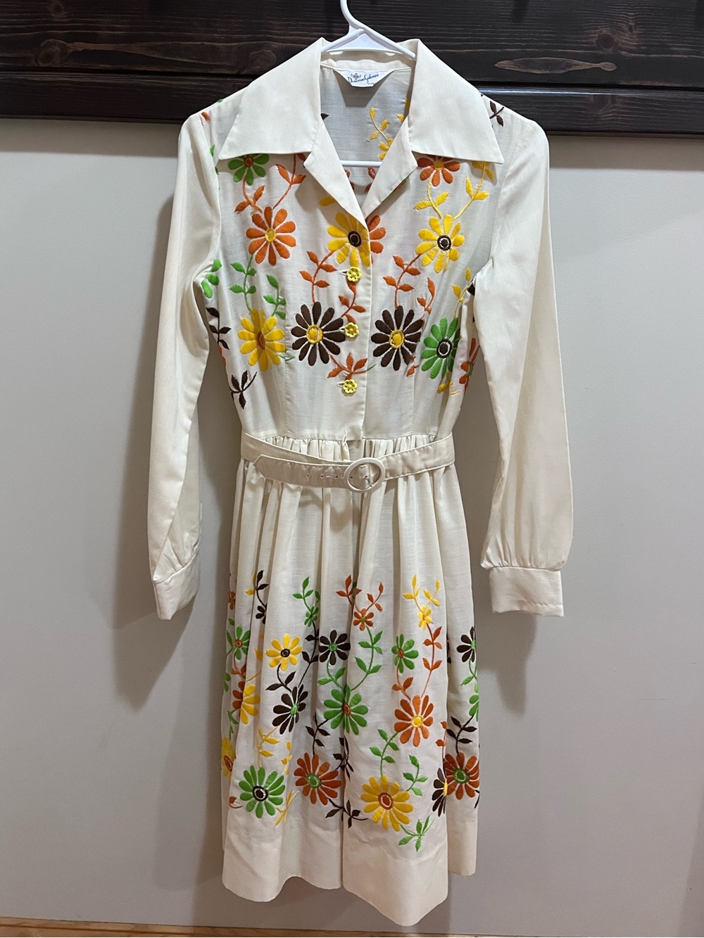 Vintage 1970s Donovan Galvani Floral Embroidered Cream Shirtwaist Dress XS or S